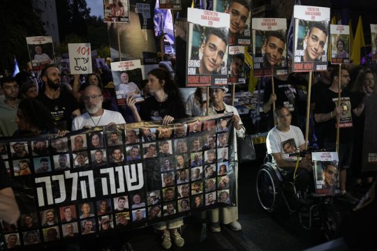 Από τη χθεσινή διαδήλωση συγγενών των ομήρων κοντά στο σπίτι του Νετανιάχου
